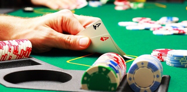 Có nhiều tính năng hữu hiệu, tiện ích khi chơi Poker