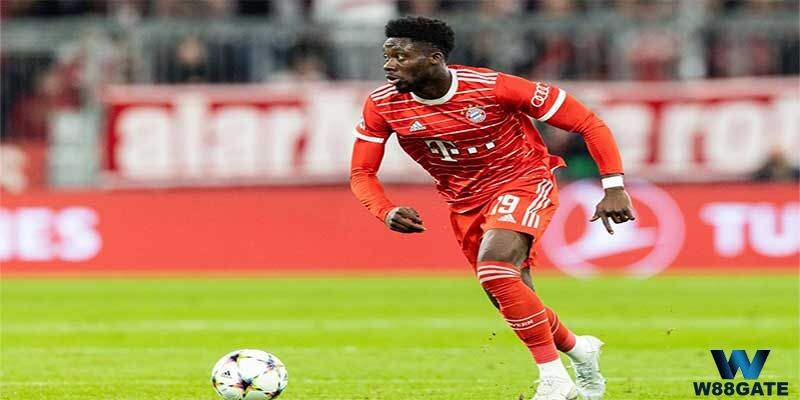 Alphonso Davies. top 10 cầu thủ chạy nhanh nhất thế giới